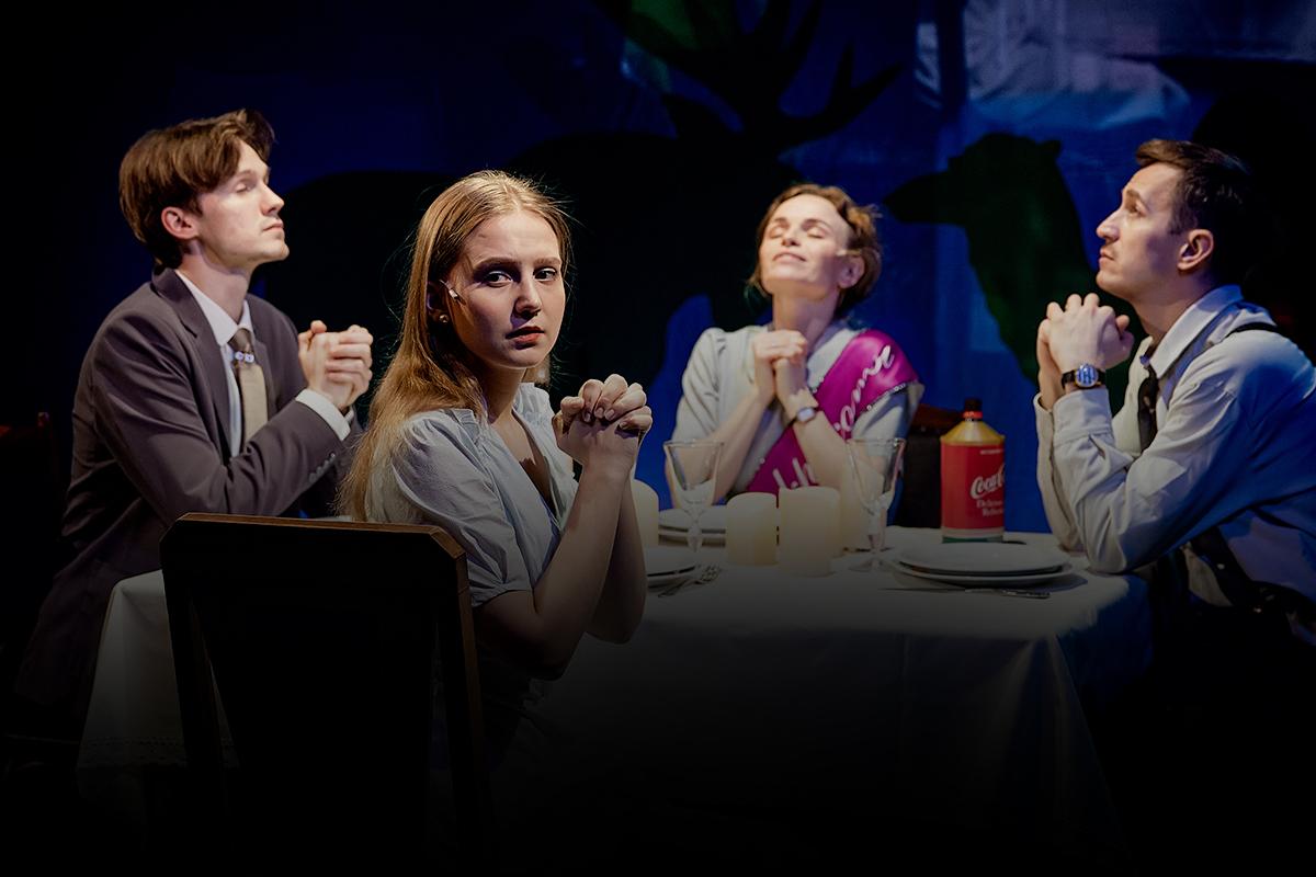 Лицо сестры в сиянии стекла