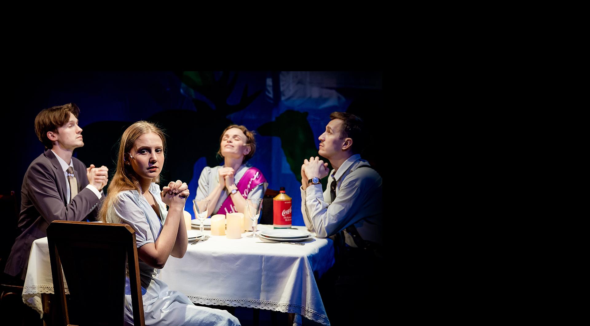 Лицо сестры в сиянии стекла