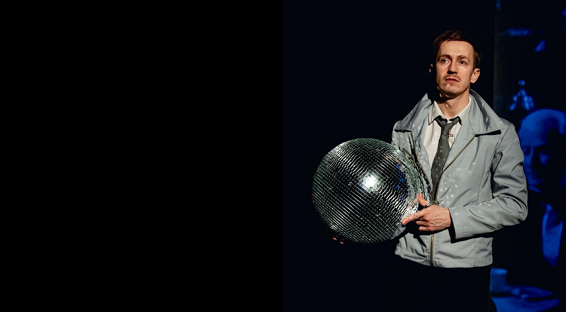 Лицо сестры в сиянии стекла